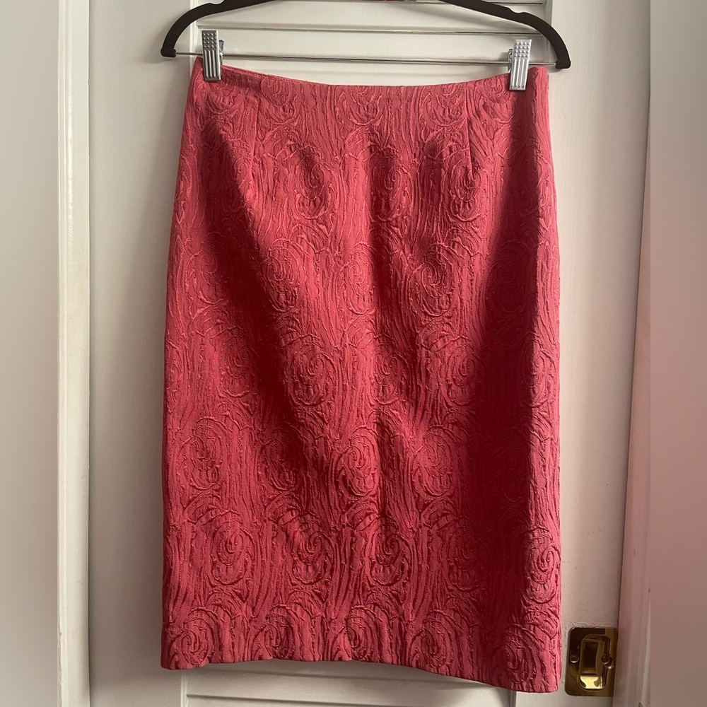 Via Condotti LIKE NEW Pink Textured Pencil Skirt.Size 2.Pink on Pink Brocade